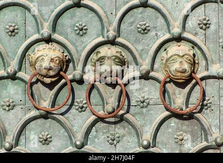 Porta del portale principale, Basilica di San Marco, Piazza San Marco, Venezia, Italia Foto Stock