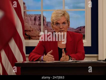 Washington, Stati Uniti d'America. 16 novembre 2021. Il Segretario dell'energia degli Stati Uniti Jennifer Granholm durante una discussione sull'energia il secondo giorno del Summit delle Nazioni tribali della Casa Bianca via collegamento video dall'ufficio esecutivo di Eisenhower Building Ceremonial Office 16 novembre 2021 a Washington, D.C. credito: Tami A. Heilemann/U.S. Dipartimento interni/Alamy Live News Foto Stock