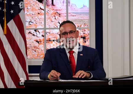 Washington, Stati Uniti d'America. 15 novembre 2021. Il Segretario dell'Istruzione degli Stati Uniti Miguel Cardona durante una discussione sul primo giorno del Summit delle Nazioni tribali della Casa Bianca via video link dal South Court Auditorium nell'Eisenhower Executive Office Building 16 novembre 2021 a Washington, D.C. Credit: Tami A. Heilemann/U.S. Dipartimento interni/Alamy Live News Foto Stock