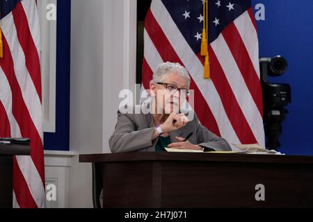 Washington, Stati Uniti d'America. 16 novembre 2021. White House National Climate Adviser Gina McCarthy durante una discussione sul secondo giorno del White House Tribal Nations Summit via video link dal South Court Auditorium nel Eisenhower Executive Office Building 16 novembre 2021 a Washington, D.C. Credit: Tami A. Heilemann/U.S. Dipartimento interni/Alamy Live News Foto Stock