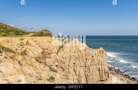 Le scogliere del Camp Hero state Park con il lontano faro di Montauk. Foto Stock