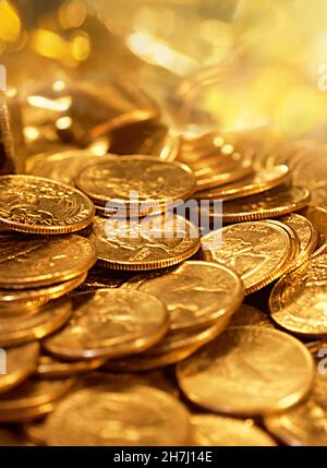 Monete d'oro. Riserva di denaro. Denaro contante. Valuta. Un mucchio di soldi. Gestione patrimoniale. Risparmio. Collezione di monete d'oro americane USA Foto Stock