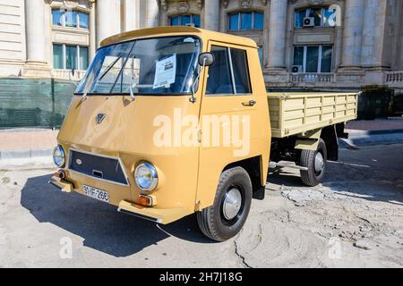 Bucarest, Romania, 2 ottobre 2021: Vecchio furgone classico Autobuzul TV 51 C di colore giallo vivo, prodotto in Romania nel 1971 e parcheggiato in una strada per un evento per Foto Stock