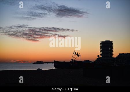 Worthing UK 23 novembre - il sole tramonta dietro Worthing Pier dopo una giornata soleggiata ma fredda lungo la costa meridionale : Credit Simon Dack / Alamy Live News Foto Stock