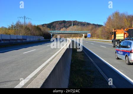 Sperre der Autobahn A1 bei Oberwang wegen Arbeiten an einer Stromleitung, Oberösterreich, Österreich, Europa - chiusura dell'autostrada A1 nei pressi di Oberwan Foto Stock