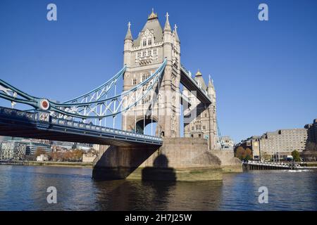 Londra, Regno Unito. 23 novembre 2021. Tower Bridge in una giornata limpida e soleggiata. Credit: Vuk Valcic / Alamy Live News Foto Stock