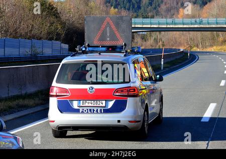 Sperre der Autobahn A1 bei Oberwang wegen Arbeiten an einer Stromleitung, Oberösterreich, Österreich, Europa - chiusura dell'autostrada A1 nei pressi di Oberwan Foto Stock