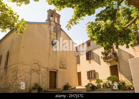 La chiesa del XV secolo della Santissima Trinità nello storico villaggio collinare di Dobrinj sull'isola di Krk nella contea di Primorje-Gorski Kotar della Croazia occidentale Foto Stock