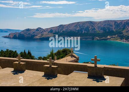 Tombe nei terreni della Chiesa di San Giovanni Battista su una collina sopra Baska, isola di Krk, Primorje-Gorski Kotar County, Croazia occidentale Foto Stock