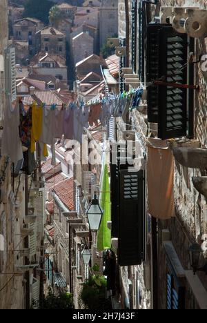 Lavaggio in linea nelle strette strade di Dubrovnik, Croazia. Foto Stock