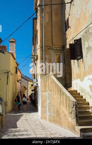 Baska, Croazia - 4 settembre 2021. Una strada a fine estate nella storica cittadina costiera di Baska sull'isola di Krk nella contea di Primorje-Gorski Kotar di W Croazia Foto Stock