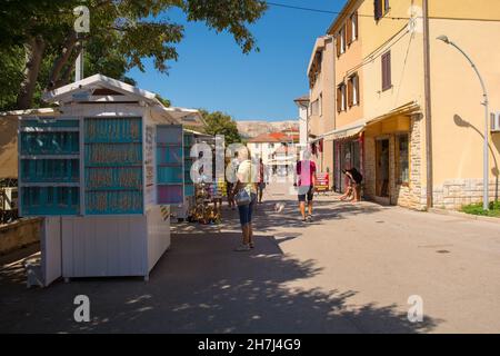 Baska, Croazia - 4 settembre 2021. Una strada a fine estate nella storica cittadina costiera di Baska sull'isola di Krk nella contea di Primorje-Gorski Kotar di W Croazia Foto Stock