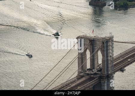 Togboat sul New York East River con Brooklyn Bridge, New York USA Foto Stock