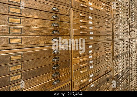 Vecchi armadi in legno antico per deposito di stampa Foto Stock