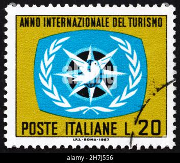 ITALIA - CIRCA 1967: Un francobollo stampato in Italia mostra EMBLEMA DI APPARTENENZA, anno Turistico Intenazionale, circa 1967 Foto Stock