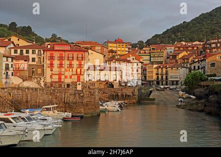 Bacino del porto e Place Mundaka, Riserva della Biosfera di Urdaibai, Paesi Baschi, Spagna Foto Stock