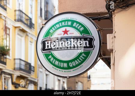 VALENCIA, SPAGNA - 23 NOVEMBRE 2021: Heineken è una birra olandese di lager pallido Foto Stock