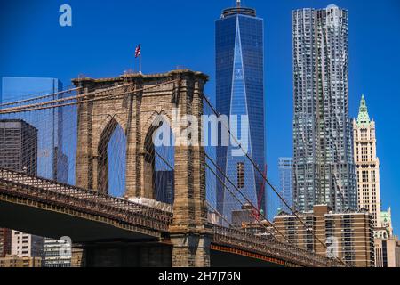 The Brooklyn Bridge connects Manhattan and Brooklyn with a view of the One World Trade Center Foto Stock