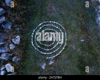 Labirinto a spirale fatta di pietre, vista dall'alto da fuco. Foto Stock