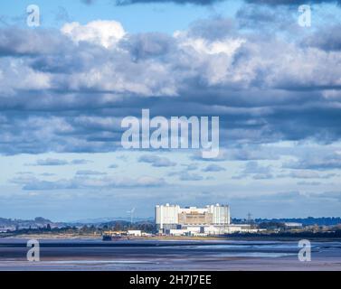 La costruzione del reattore Magnox della centrale nucleare di Oldbury ora smantellata dall'estuario del Severn nel Gloucestershire Regno Unito Foto Stock