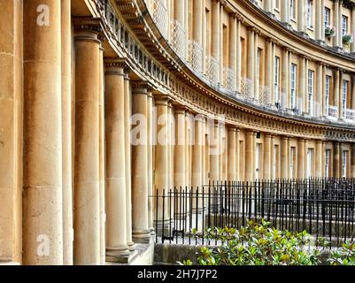 Architettura georgiana con fregio e colonne di ordini ascendenti al Circus di Bath Somerset UK progettato da John Wood Foto Stock