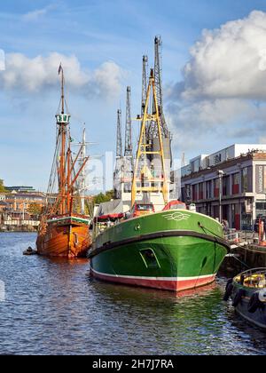 Il Matthew e il Bee ormeggiati accanto al M Shed sul porto di Bristol Foto Stock