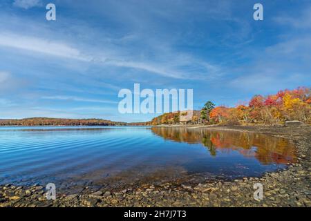 Lago di Wallenpaupack a Poconos PA in un luminoso giorno d'autunno fiancheggiato da alberi in vivido e bellissimo fogliame Foto Stock