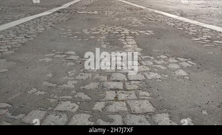 Strade strada marciapiede a Parigi, Francia. Pietre e asfalto Foto Stock