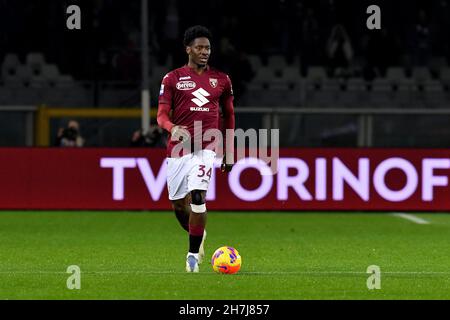 Torino, Italia. 22 novembre 2021. OLA Aina del Torino FC in azione durante la Serie A 2021/22 match tra Torino FC e Udinese Calcio allo Stadio Olimpico Grande Torino il 22 novembre 2021 a Torino Photo ReportterTorino Credit: Independent Photo Agency/Alamy Live News Foto Stock