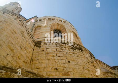 Antiche mura e case di Gerusalemme, Israele. Architettura israeliana, case in mattoni e pietre Foto Stock