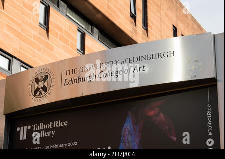 Edimburgo, Scozia - 20 novembre 2021: L'insegna dell'Edinburgh College of Art Foto Stock