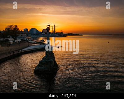 Monumento alle navi sommerse in Crimea Sevastopol al tramonto. Foto Stock