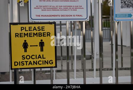 Segno sociale di allontanamento con copyspace alla Willen Observation Wheel, Milton Keynes. Foto Stock