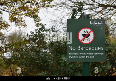 Segnale: Non ci sono barbecue a Willen Lake, Milton Keynes. Foto Stock