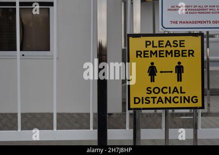 Segno sociale di allontanamento con copyspace alla Willen Observation Wheel, Milton Keynes. Foto Stock