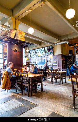 Persone che mangiano a WEST on the Green presso LA WEST Brewery a Glasgow, Scozia Foto Stock