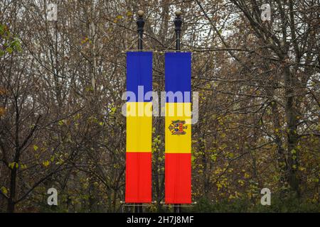 Dettagli con le bandiere rumene e della Repubblica di Moldavia con alberi d'autunno sullo sfondo. Foto Stock