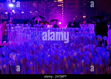 Installazione di luce fatto di riflettori su bastoni da rami Bebawi / KANVA a Londra Lumiere Festival in Kings Cross, London, Regno Unito Foto Stock