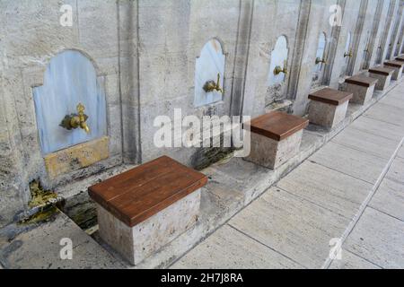 Istanbul, Turchia - Novembre 2021: Posto per lavare i piedi nella Moschea di Laleli, una moschea imperiale ottomana situata a Fatih. Foto Stock