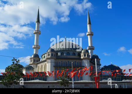 Istanbul, Turchia - Novembre 2021: Bandiere turche appese di fronte alla Moschea di Taksim, situata in piazza Taksim. Foto Stock