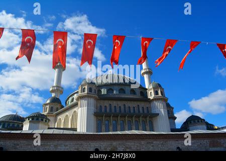 Istanbul, Turchia - Novembre 2021: Bandiere turche appese di fronte alla Moschea di Taksim, situata in piazza Taksim. Foto Stock