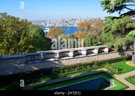 Istanbul, Turchia - Novembre 2021: Vista del paesaggio urbano di Istanbul vista dal cortile del Palazzo Topkapi. Foto Stock