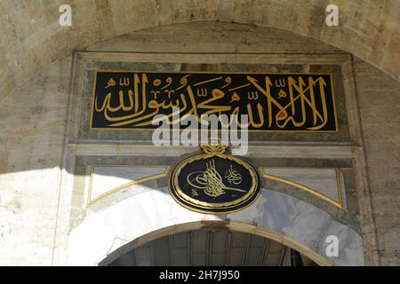 Istanbul, Turchia - Novembre 2021: Dettagli sulla facciata della porta della saluto nel Palazzo Topkapi. Foto Stock