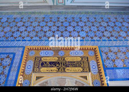 Istanbul, Turchia - Novembre 2021: Piastrelle in ceramica ornata e iscrizione araba su un muro nel Palazzo Topkapi. Foto Stock