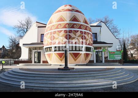 KOLOMIA, UCRAINA - 22 NOVEMBRE 2021 - l'edificio a forma di uovo costruito nel 2000 ospita il Museo della Pittura di Pysanka che ospita 10,000 mostre - bot Foto Stock