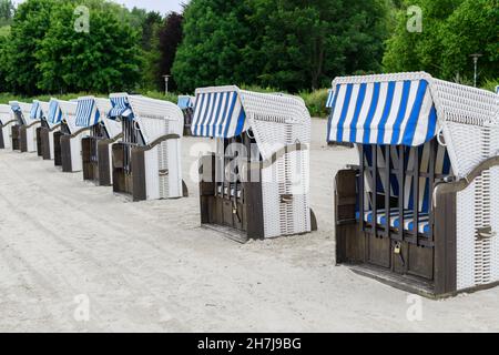 Sedie da spiaggia chiuse come simbolo per il turismo nella pandemia, fine delle vacanze. Foto Stock