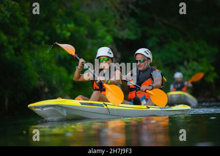 Ritratto di dolce e bella coppia kayak insieme nel fiume foresta Foto Stock
