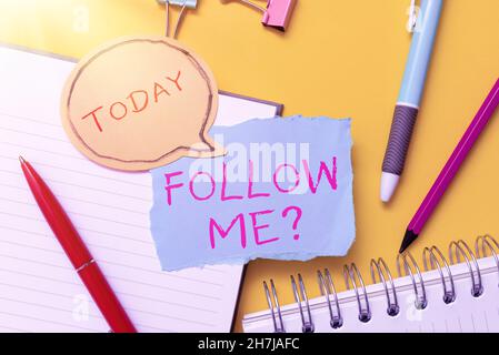 Visualizzazione concettuale domanda Follow Me. Business approccio andare o venire dopo persona o cosa procedere avanti Flashy Scuola e forniture per ufficio luminoso Foto Stock
