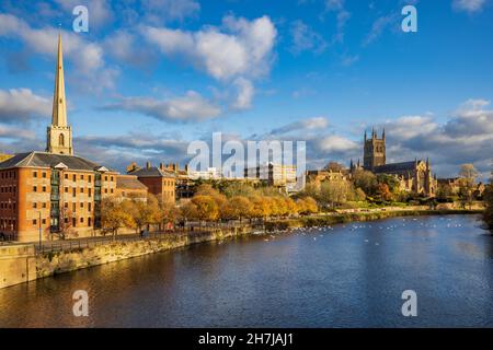 Cattedrale di Worcester e St Andrews spire sul fiume Severn, Worcestershire, Inghilterra Foto Stock