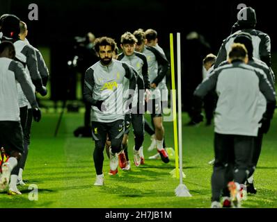 Kirkby, Liverpool, Inghilterra; 23 novembre 2021; Centro di formazione Axa, Kirkby, Liverpool, Inghilterra; il treno del Liverpool FC in vista della loro partita di calcio Champions League contro il FC Porto il 24 novembre: Mohamed Salah di Liverpool Credit: Action Plus Sports Images/Alamy Live News Foto Stock